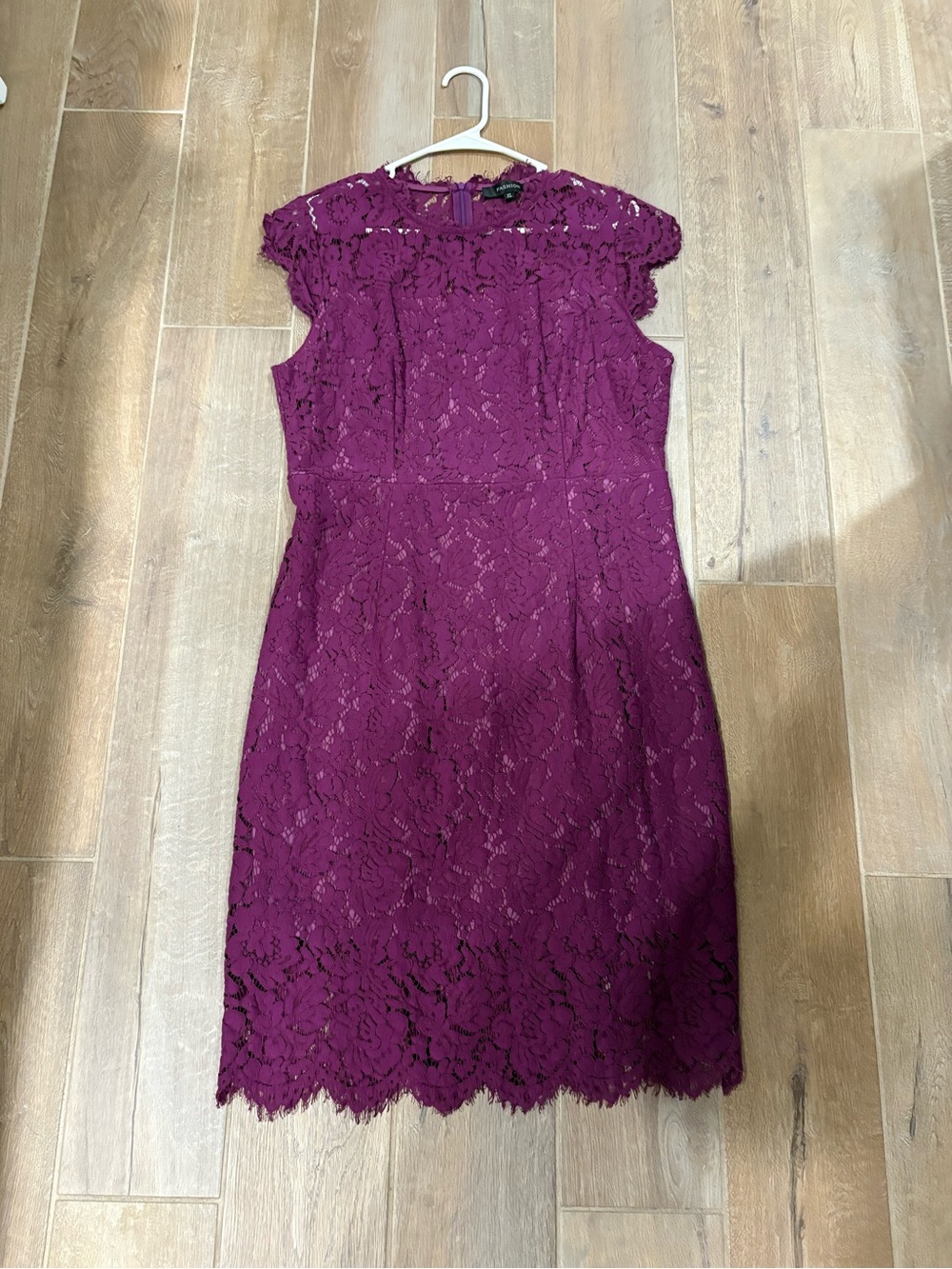 Elegant Lace Cap-Sleeve Sheath Dress in Deep Plum